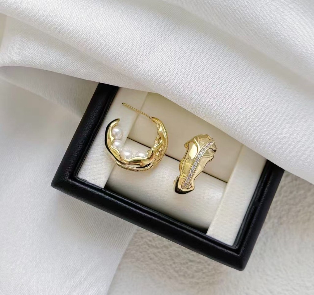 Organic Wave Pearl Crystal Hoops